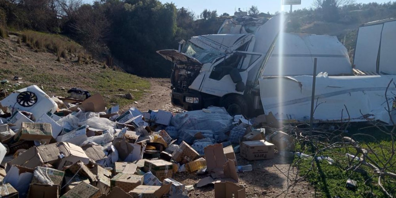 Hatay’a gıda yardımı götüren kamyon ve panelvan çarpıştı: 4 yaralı