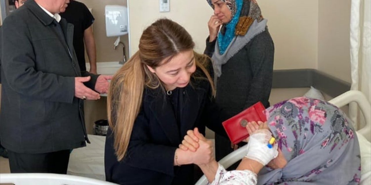 MHP Konya Milletvekili Esin Kara ve beraberindekiler depremzedeleri hastanede ziyaret etti