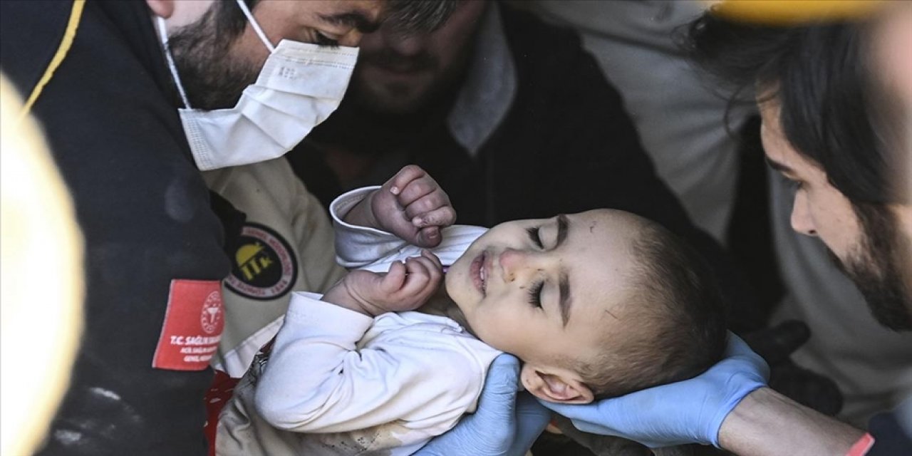 Depremin 133. saatinde bir bebek enkazdan kurtarıldı
