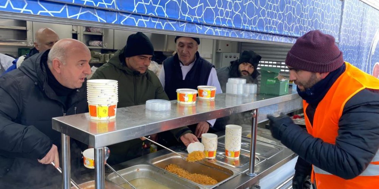 Belediye başkanları çadır kurup, aşevinde yemek dağıtıyor