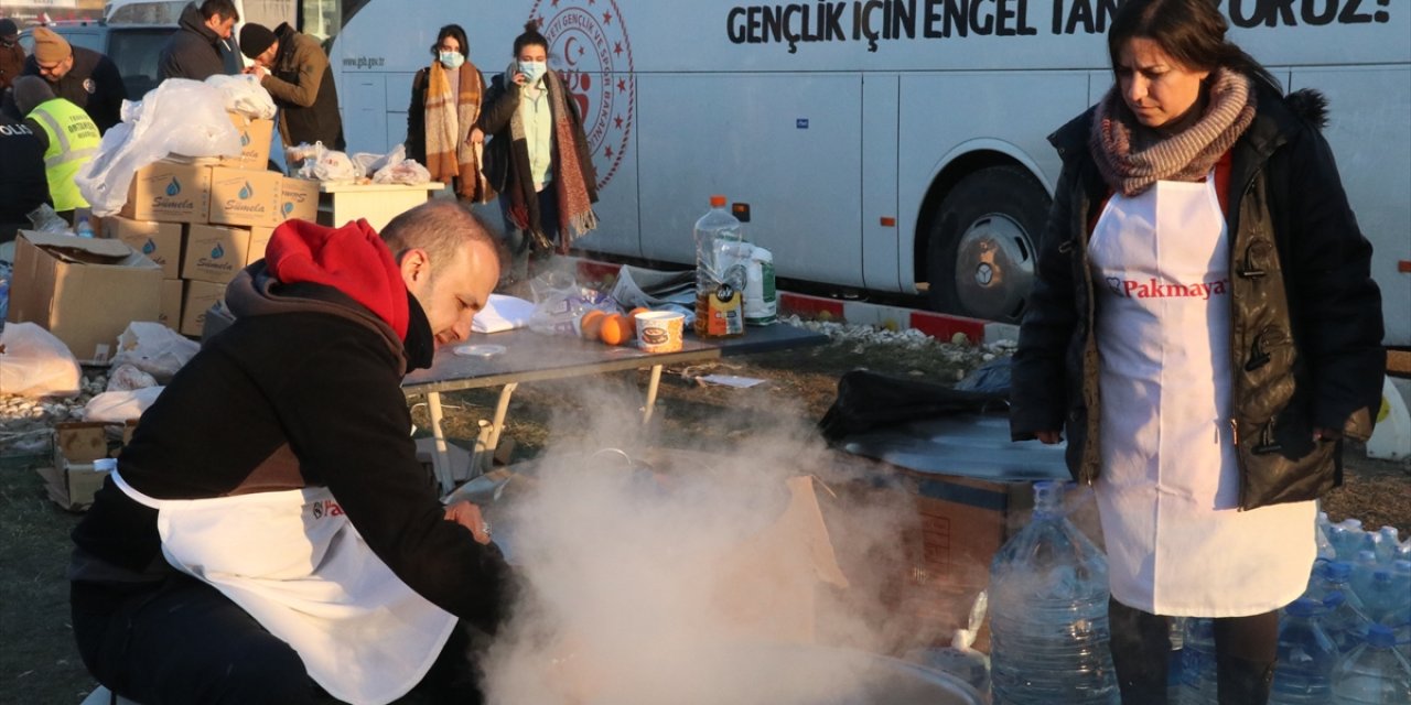 Ülkenin dört bir yanında gönüllüler deprem bölgesinde yaraları sarıyor