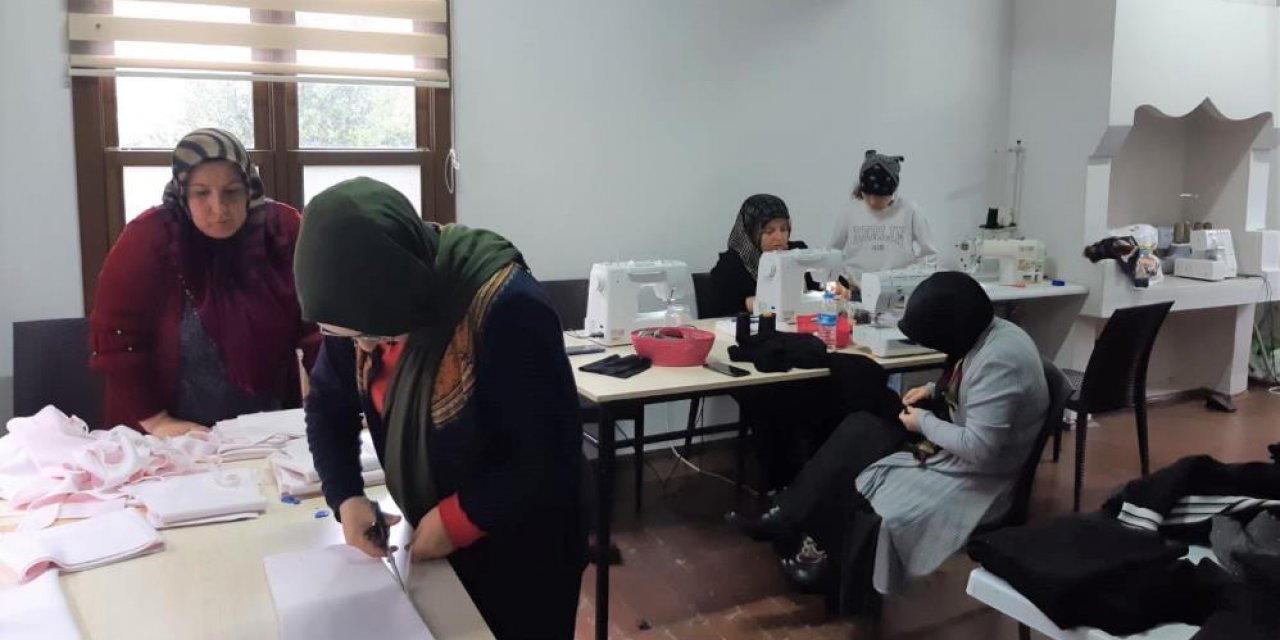 Samsun’da kadın kursiyerler, depremzedeler için üretime geçti