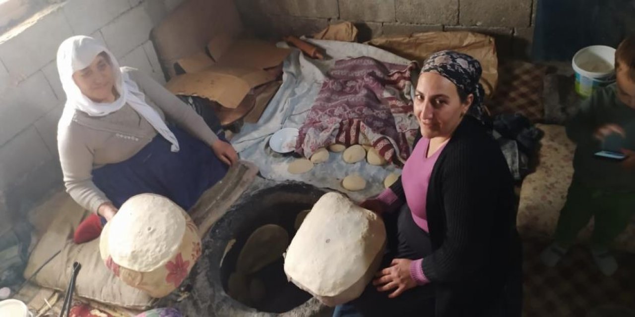Hakkarili kadınlar deprem bölgesi için tandır başından ayrılmıyor