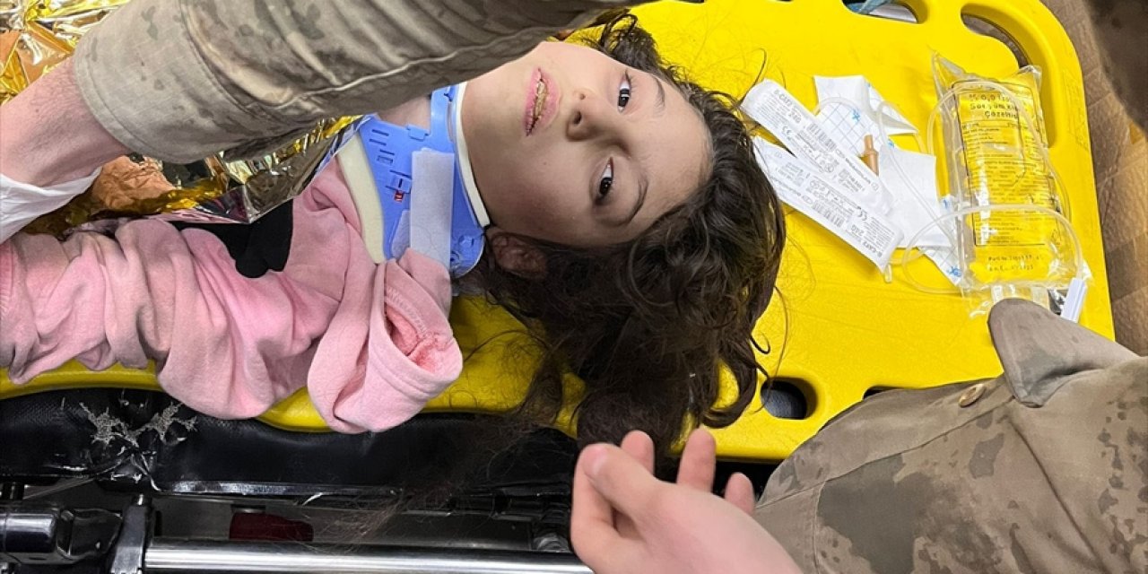 JÖH ekibi, 160 saat sonra enkazdan 10 yaşındaki Aysima'yı sağ kurtardı
