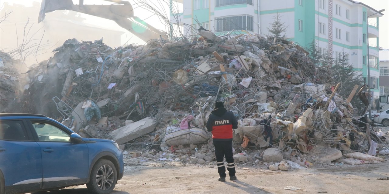 Son Dakika: Malatya'da yıkılan binalarla ilgili 31 gözaltı kararı