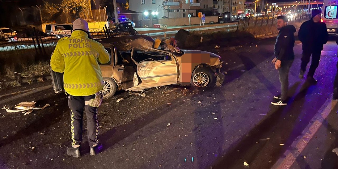 Aydınlatma direğine çarpan otomobildeki 1 kişi ölü, 1 kişi yaralandı