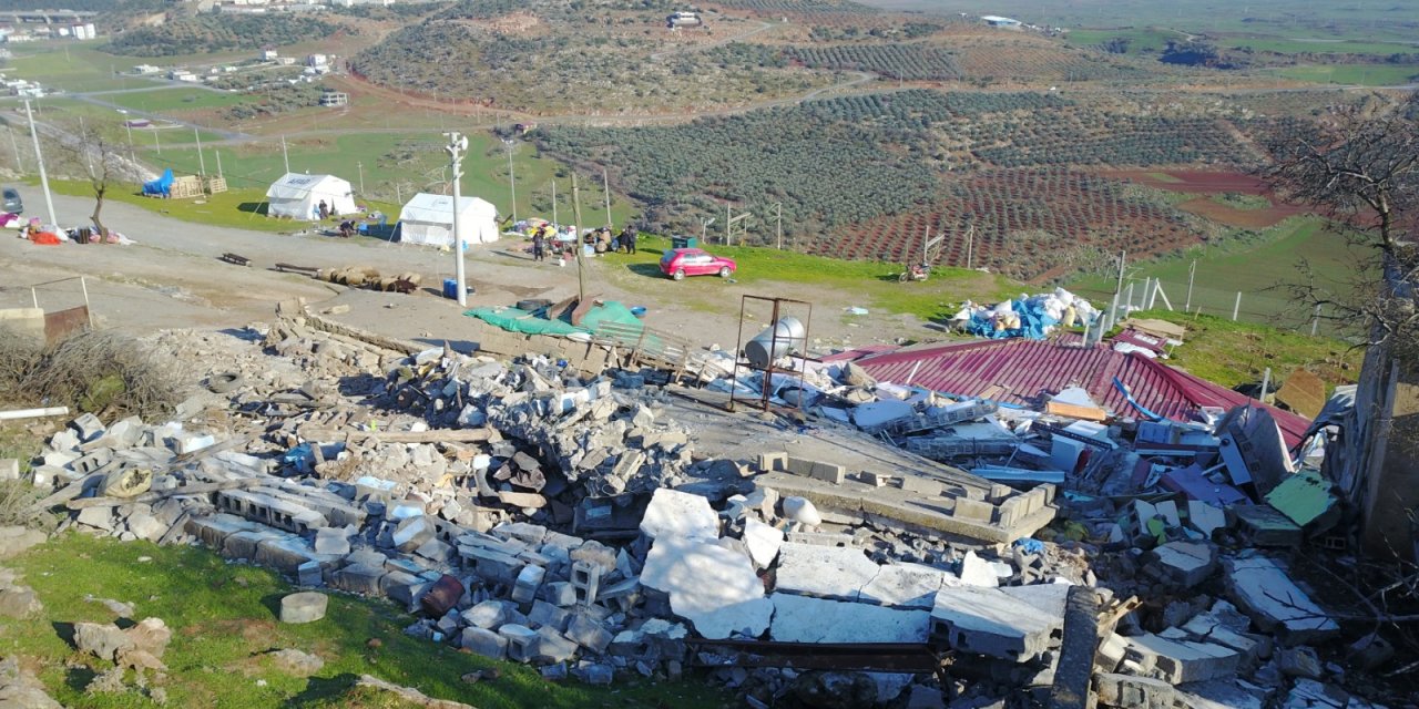 Depremde dağdan kopan kayalar evin üzerine düştü: 2 ölü, 5 yaralı