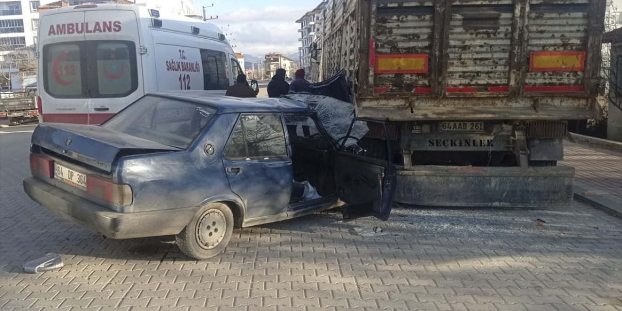 Otomobil park halindeki TIR’a çarptı: 1 ölü, 1 yaralı