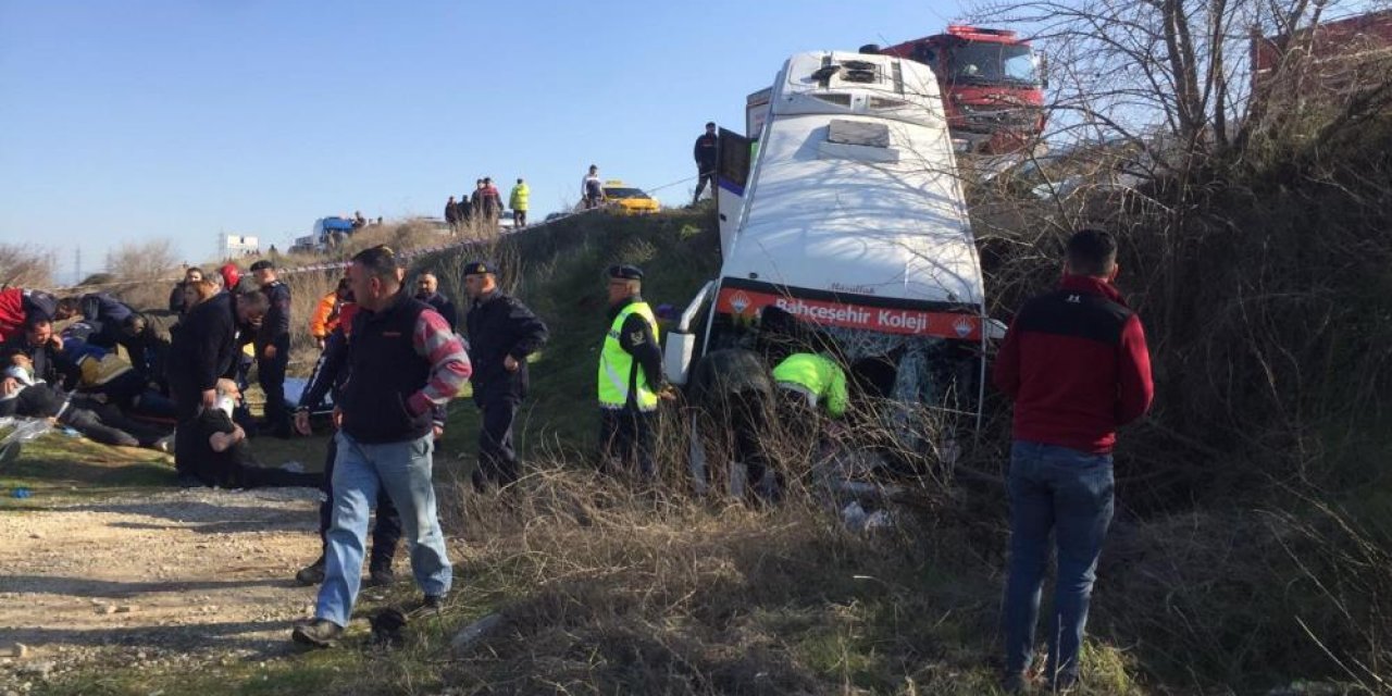 İşçi servisi ile TIR çarpıştı: 23 yaralı