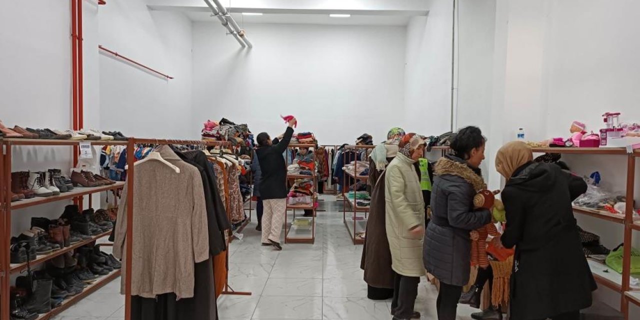 Konya’da deprem mağdurları için ücretsiz giyim mağazası açıldı