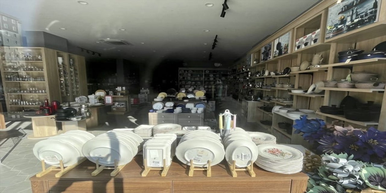 Kahramanmaraş'taki depremde züccaciye dükkanında tek bir tabak kırılmadı