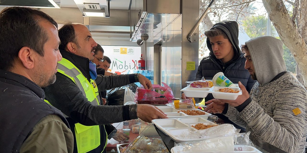 Başkan Altay, Hatay’da depremzedelere sıcak yemek ve ekmek dağıttı