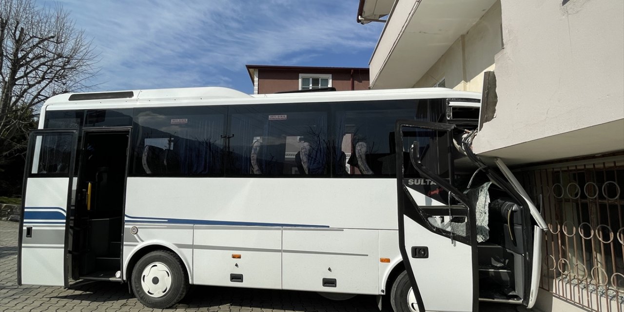 Hafif ticari araç ile tur midibüsü çarpıştı: 6 yaralı