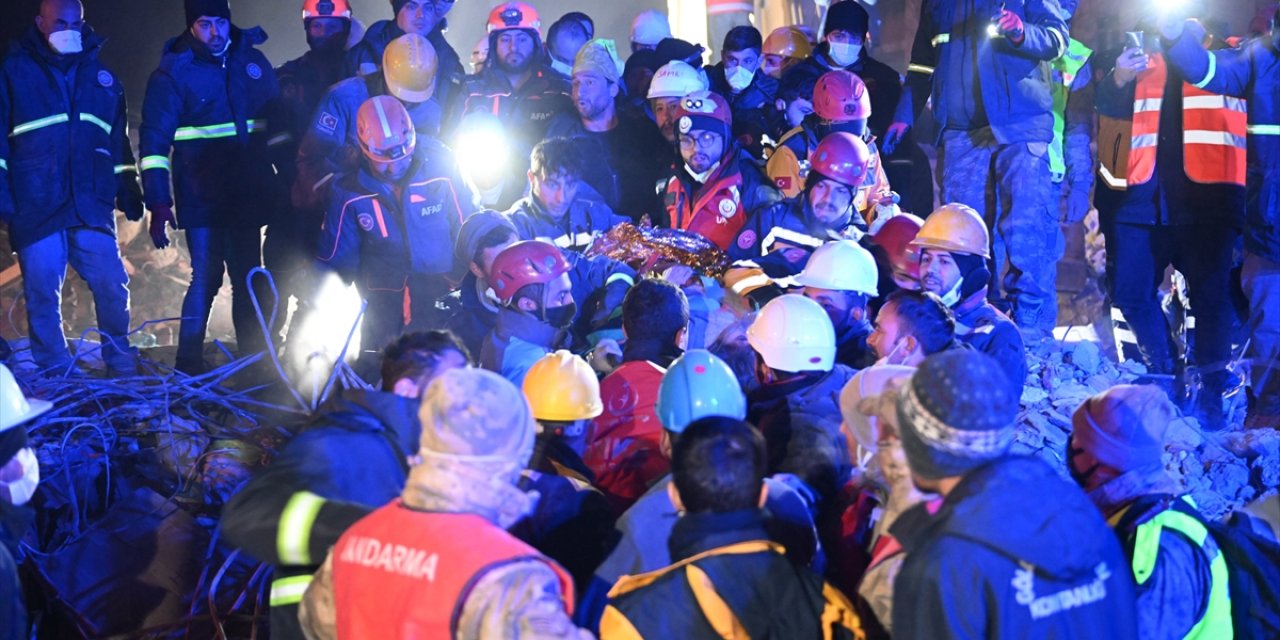 Son Dakika: Depremin 9. gününde zamana karşı yaşam mücadelesini kazananlar