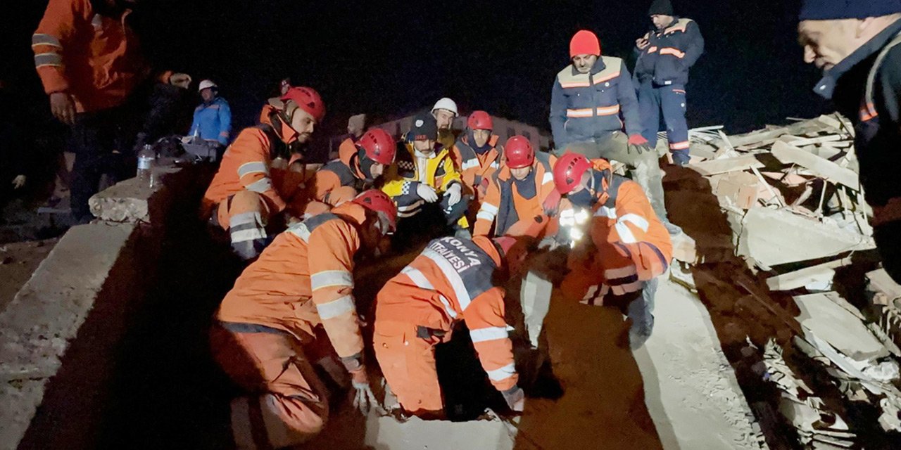 Konyalı itfaiyeciler Hatay’daki çalışmalarını anlattı: Enkaz altındakiler ilk su istiyor