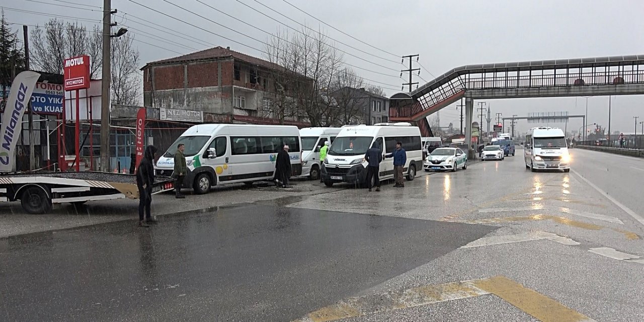 3 işçi servisi ile TIR zincirleme kazaya karıştı: 15 yaralı