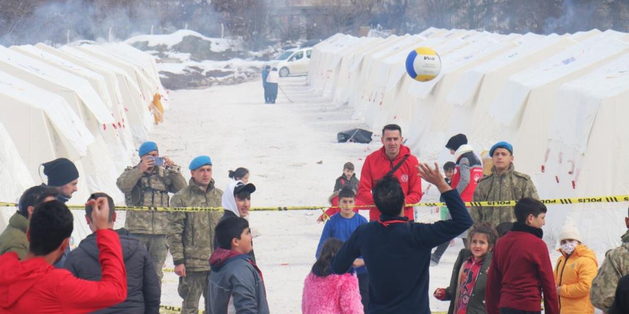 Komandolar olay yeri şeridi içinde depremzede çocuklar ile voleybol oynadı