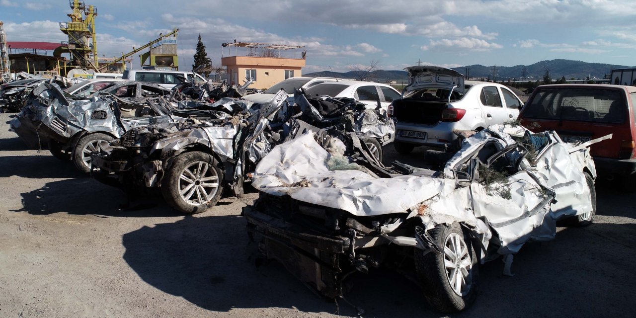 Depremde enkaz altında kalan araçlar bu hale geldi