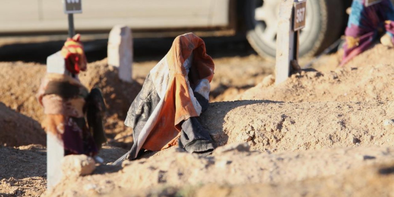 Yürek yakan manzara! Depremde ölenlerin mezar taşlarına son giydikleri asılıyor