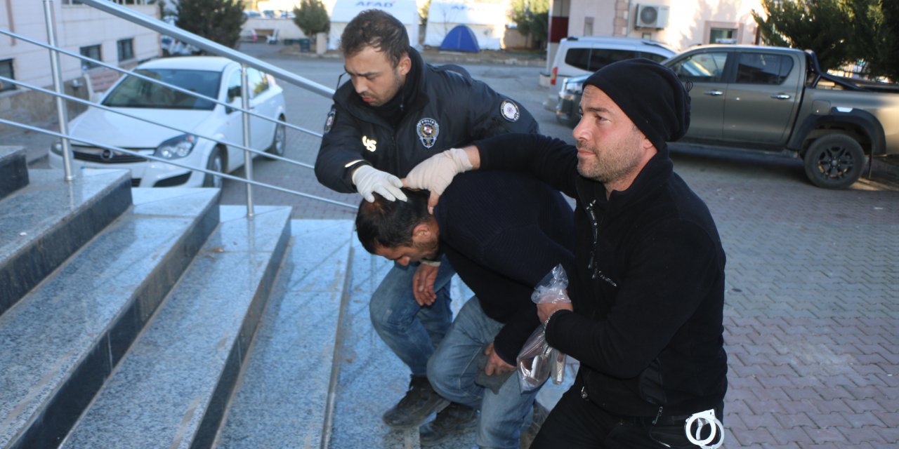 Depremde hasar görmüş binalardan hırsızlık ve yağma yapan 15 kişi yakalandı