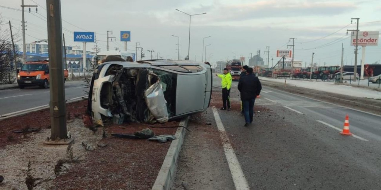 Konya’da otomobil refüje devrildi