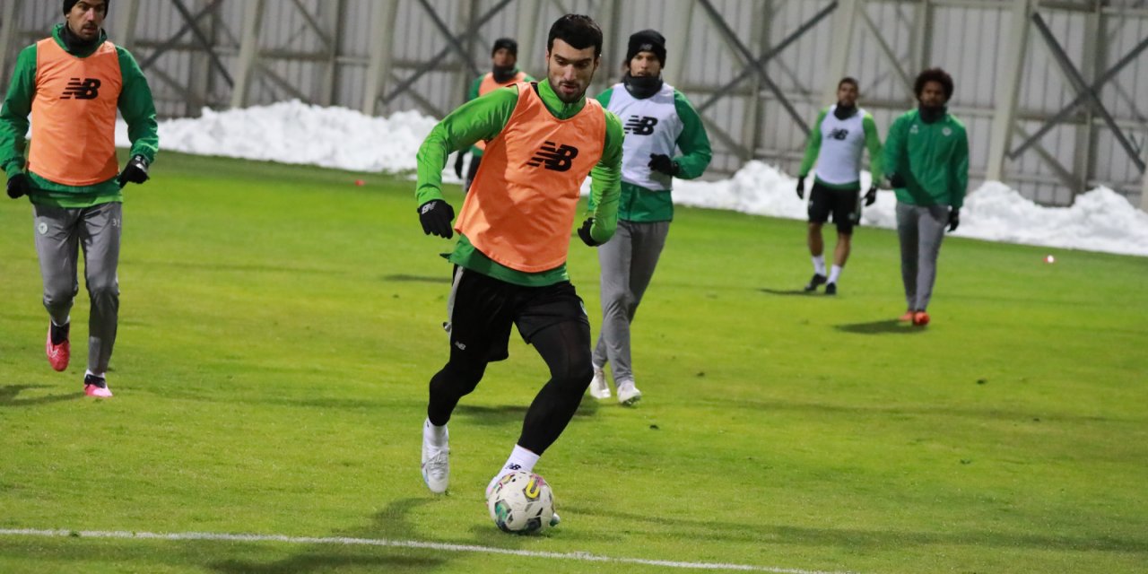 Konyaspor’un yeni transferleri ilk idmanına çıktı