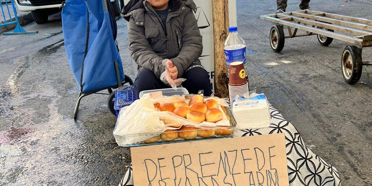 Küçük Karan, annesinin pişirdiği poğaçaları depremzede çocuklar yararına pazarda sattı