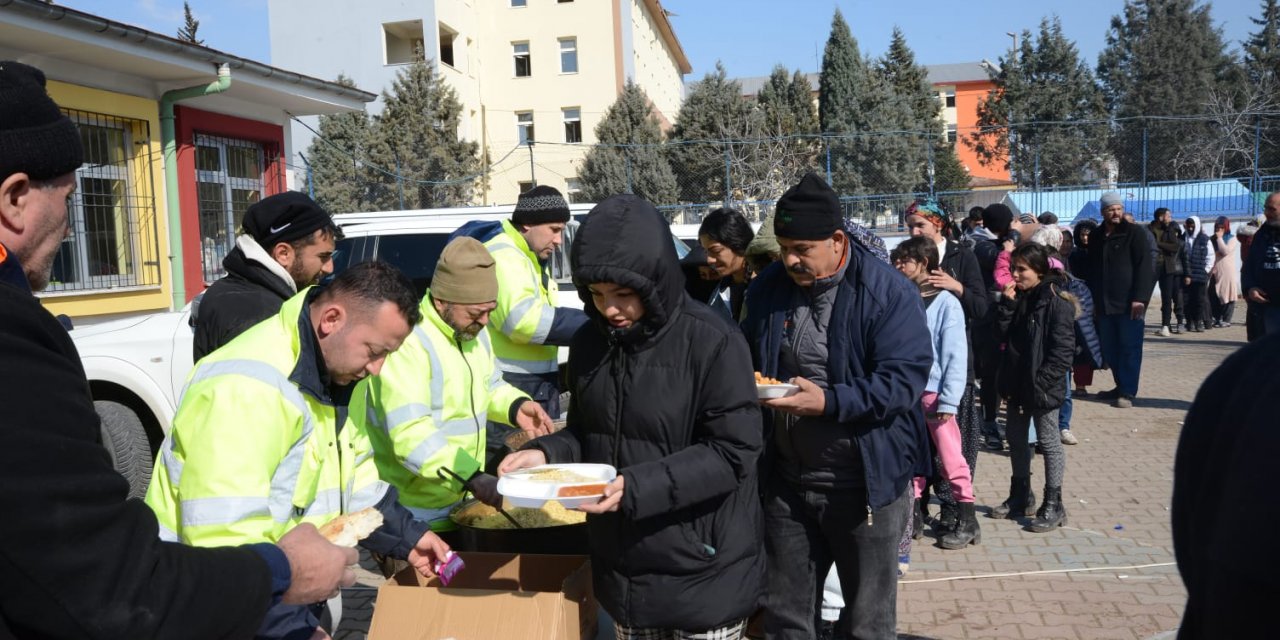 Konya ekibi depremin merkezinde günlük 2 bin 500 kişiye yemek ikram etti