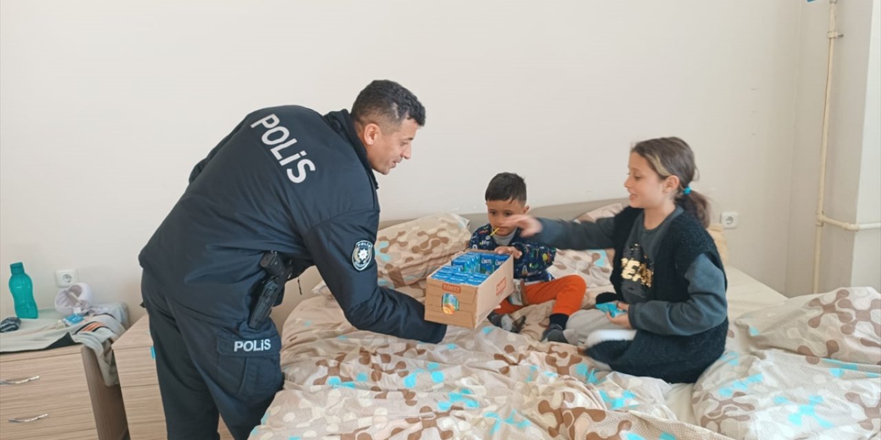 Konya’da polis memurları yurtlardaki depremzedeleri ziyaret etti