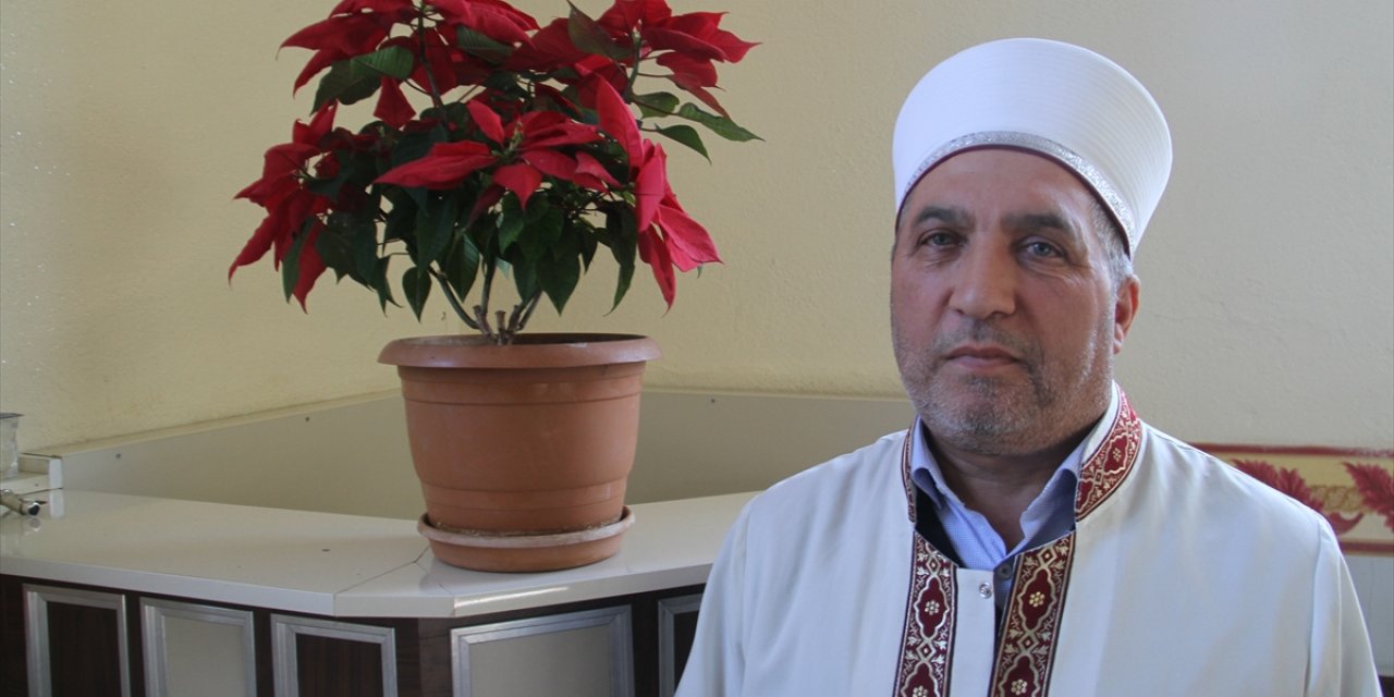 Konyalı imam açık artırmayla 21 bin liraya sattığı çiçeğin parasını depremzedelere bağışladı