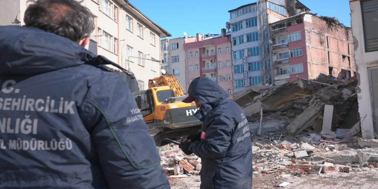 Bakanlık 11 ildeki depremde yıkılan bina sayısını açıkladı