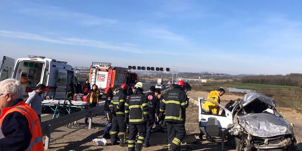 Kuzey Marmara Otoyolu'nda bariyerlere çarpan otomobildeki 2 kişi öldü