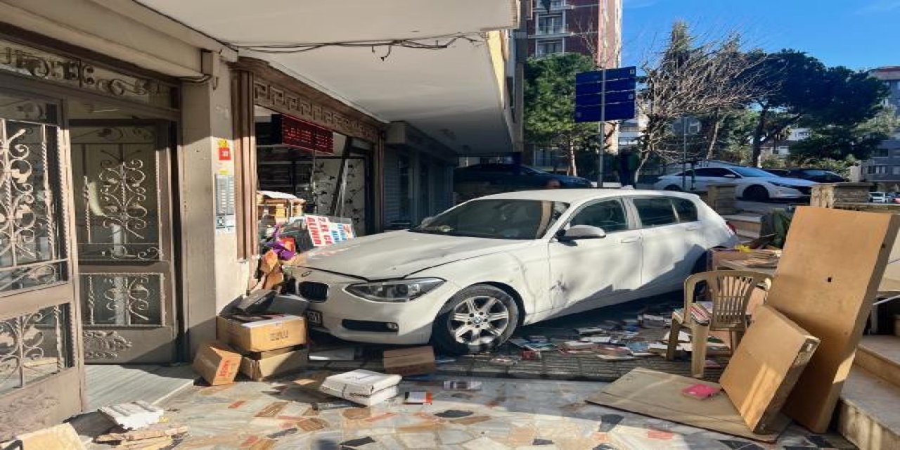 Kadıköy'de otomobil bina bahçesine düştü