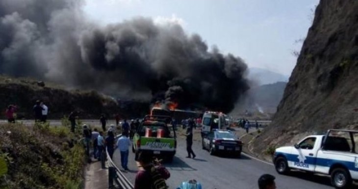 Trafik kazasında alev alan minibüsteki 14 kişi yanarak öldü
