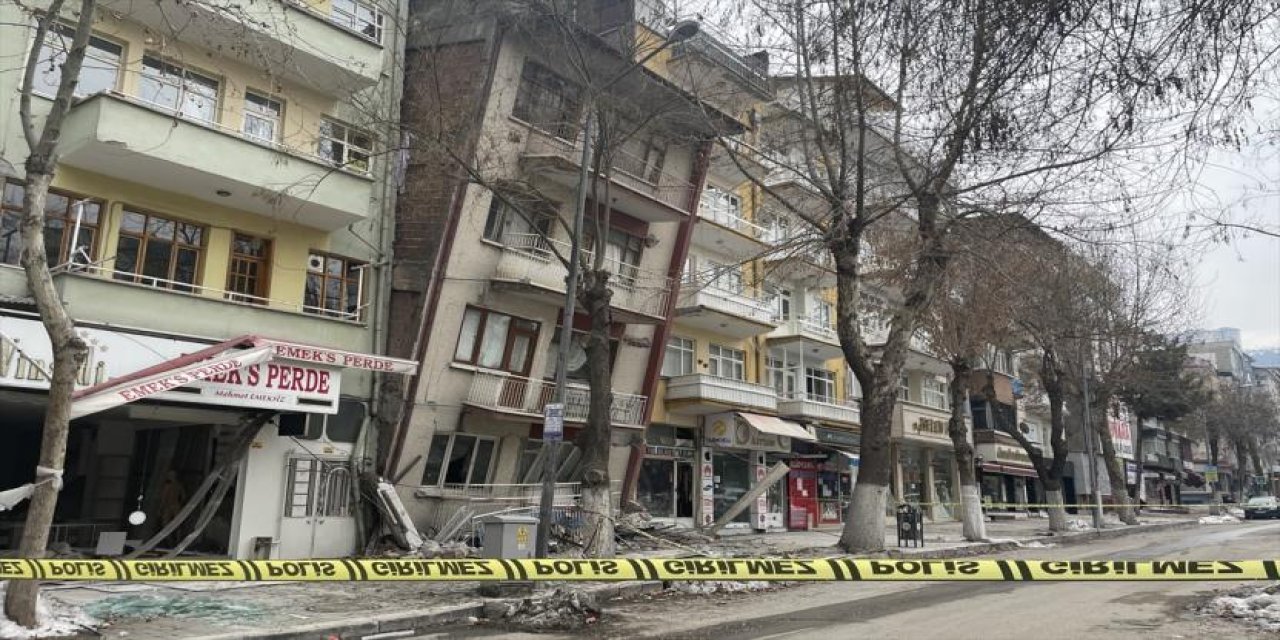 Malatya'da 4,7 büyüklüğünde deprem! Bir bina öne doğru yattı