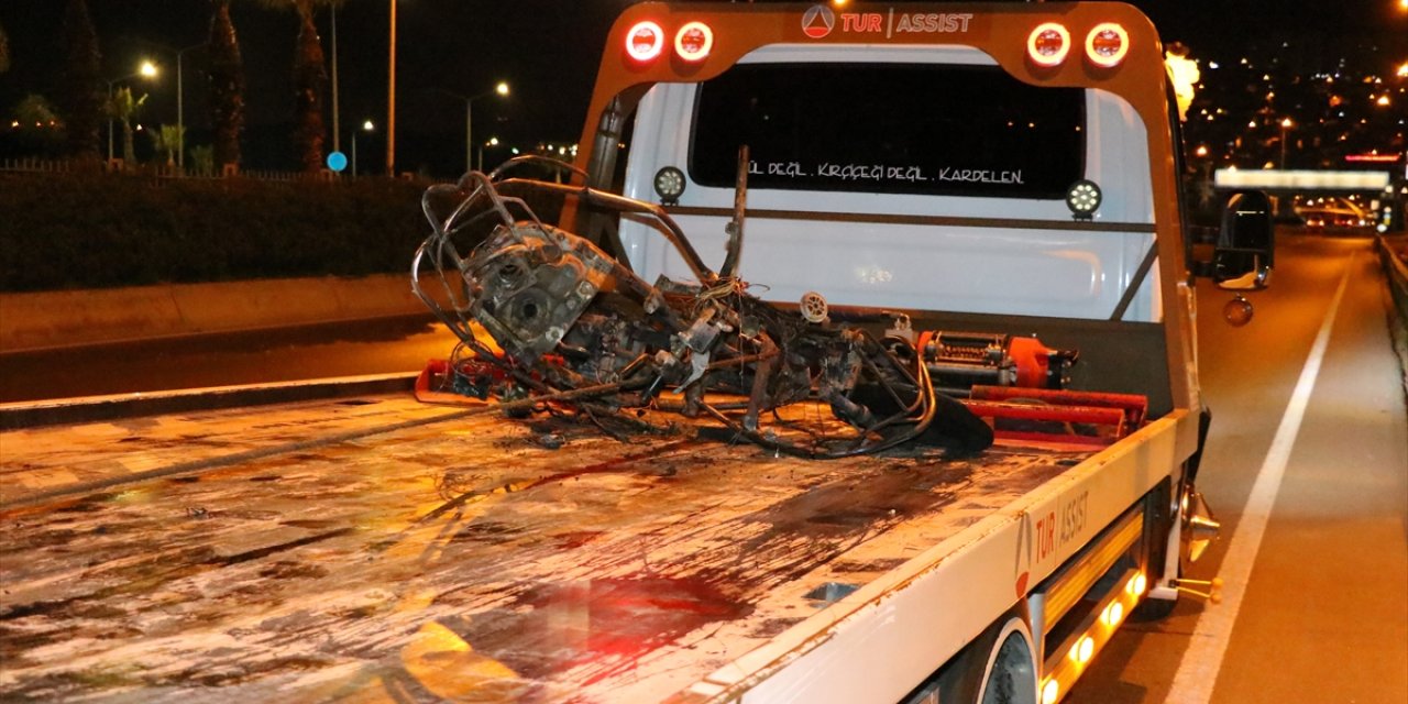 Hafif ticari araç ile motosiklet çarpıştı: 1 ölü