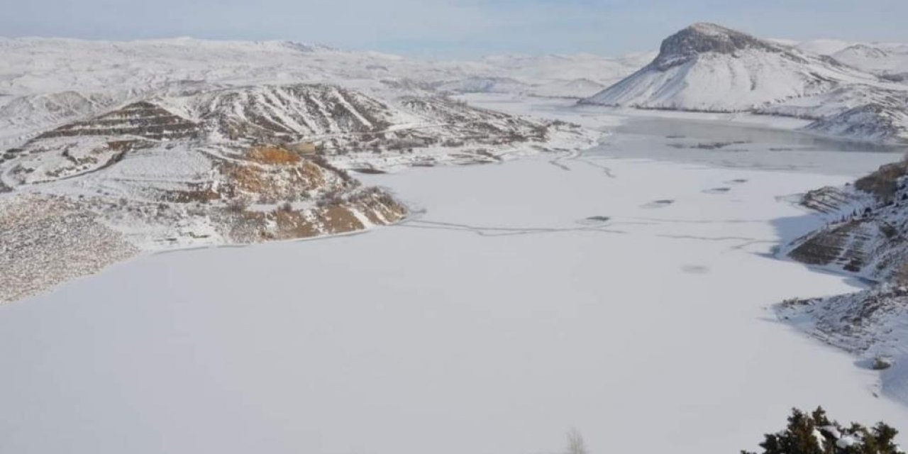 Havanın buz kestiği ilçede 8 dönümlük göl dondu