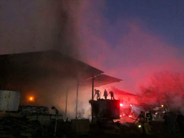 Büyük yangın! 25 bin balya saman kül oldu