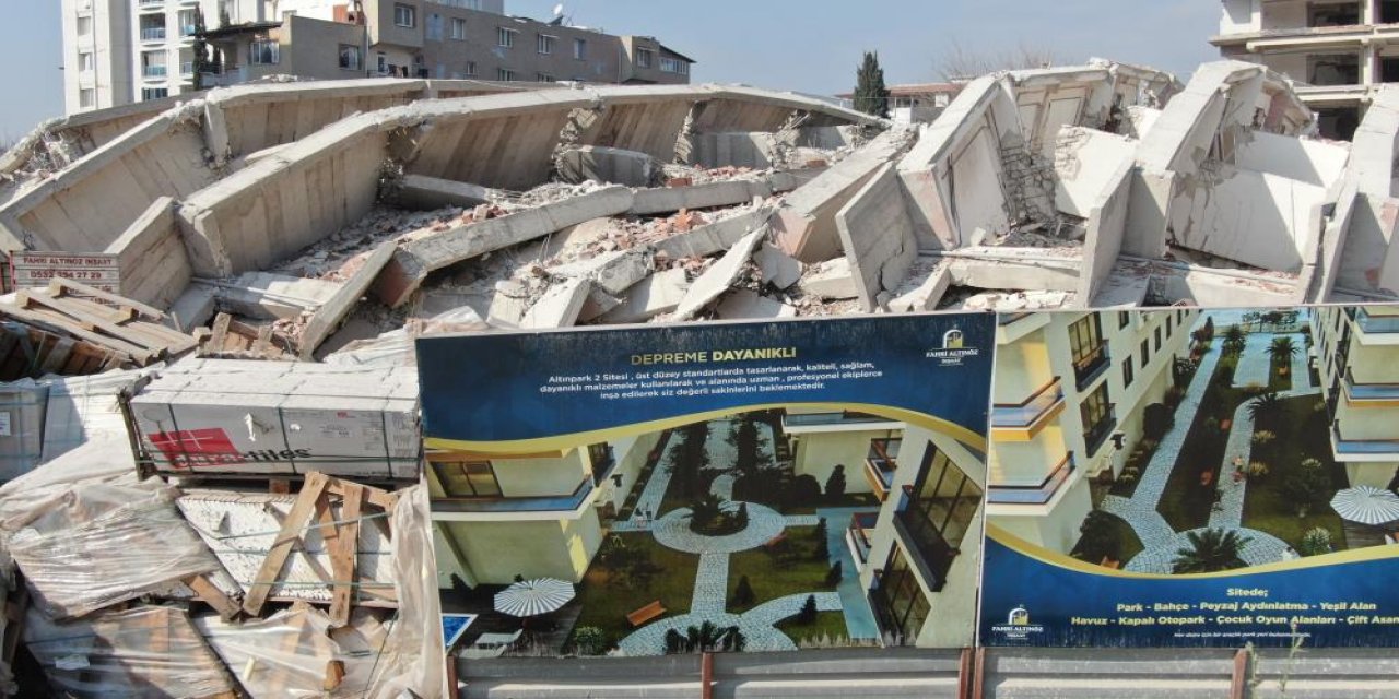 Depremde yıkılan 4 bloklu siteden geriye "Depreme dayanıklı" tabelası kaldı