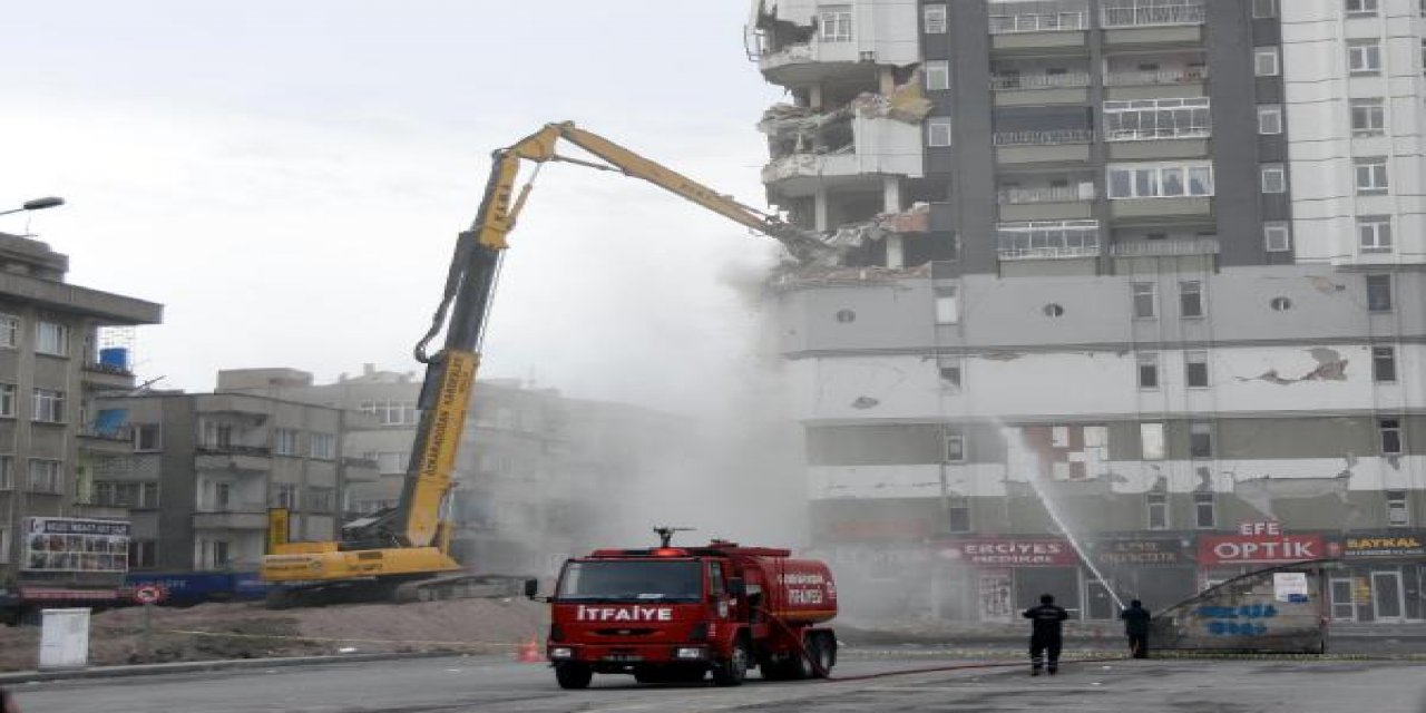 Kayseri'de ağır hasarlı olan 12 katlı binada kontrollü yıkım başladı