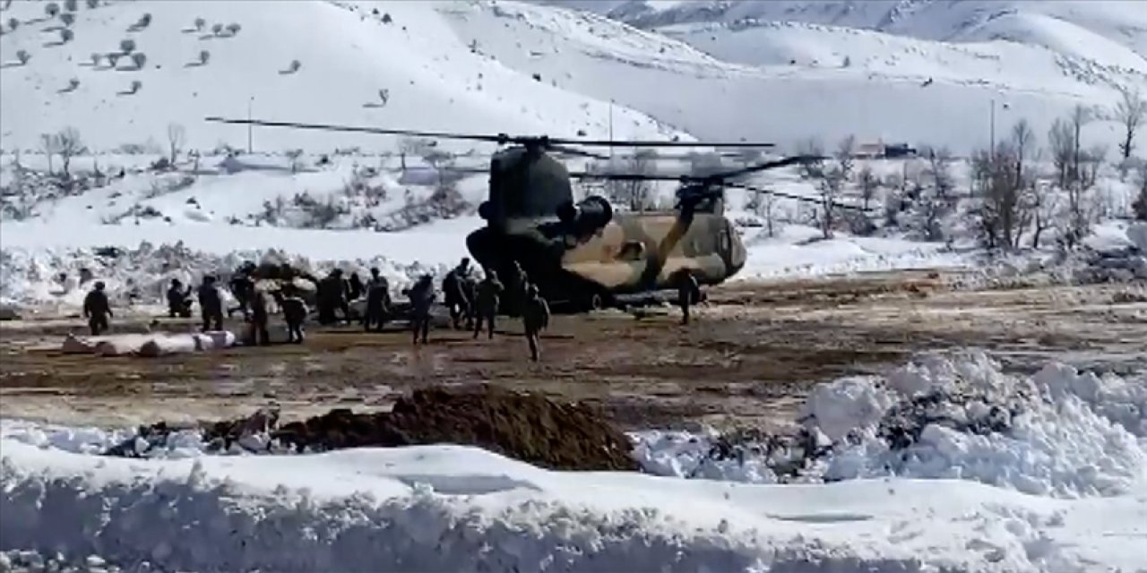 Depremzedelere helikopterlerle yardımlar sürüyor