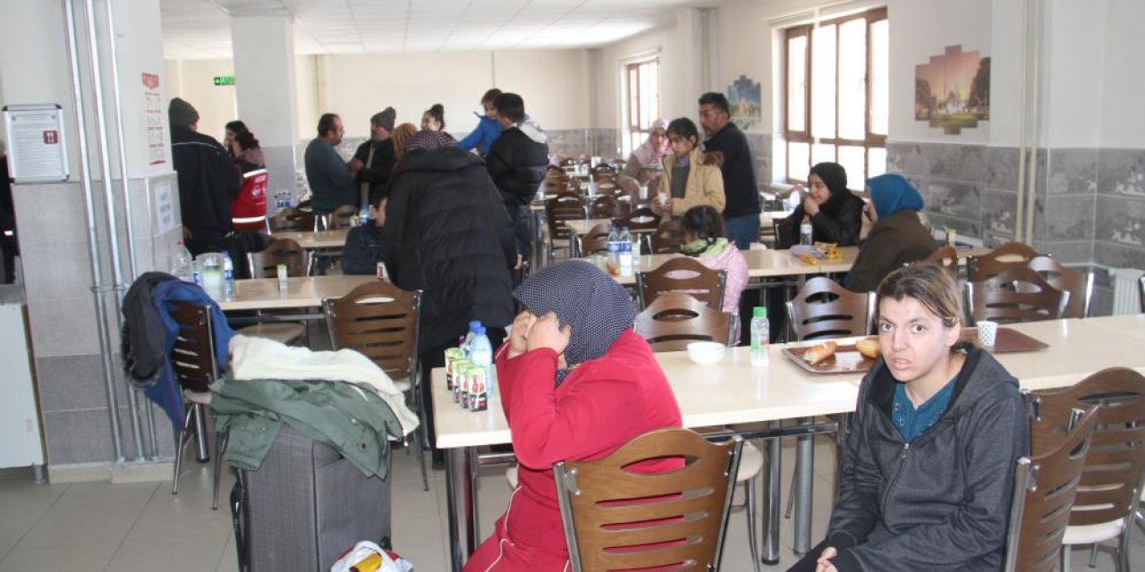 Konya’da yurt ve pansiyonlara yerleştirilen depremzedeler yaşadıklarını anlattı