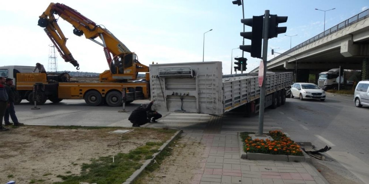 Konya’dan Antalya’ya giden TIR’ın dorsesi çekiciden ayrıldı