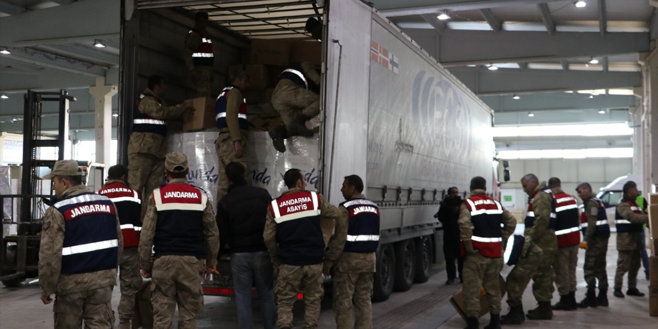 Farklı ülkelerden gelen yardımlar Diyarbakır'daki depremzedelere ulaştırılıyor