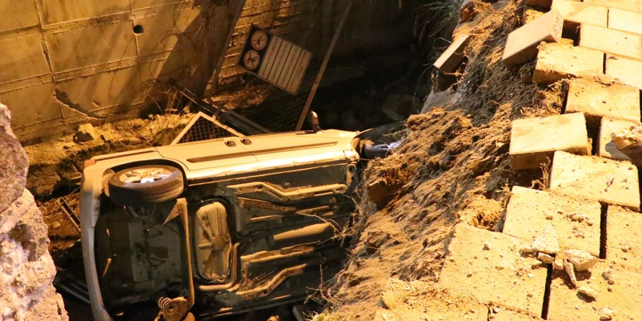 Hafif ticari araç 8 metre yükseklikten dereye düştü