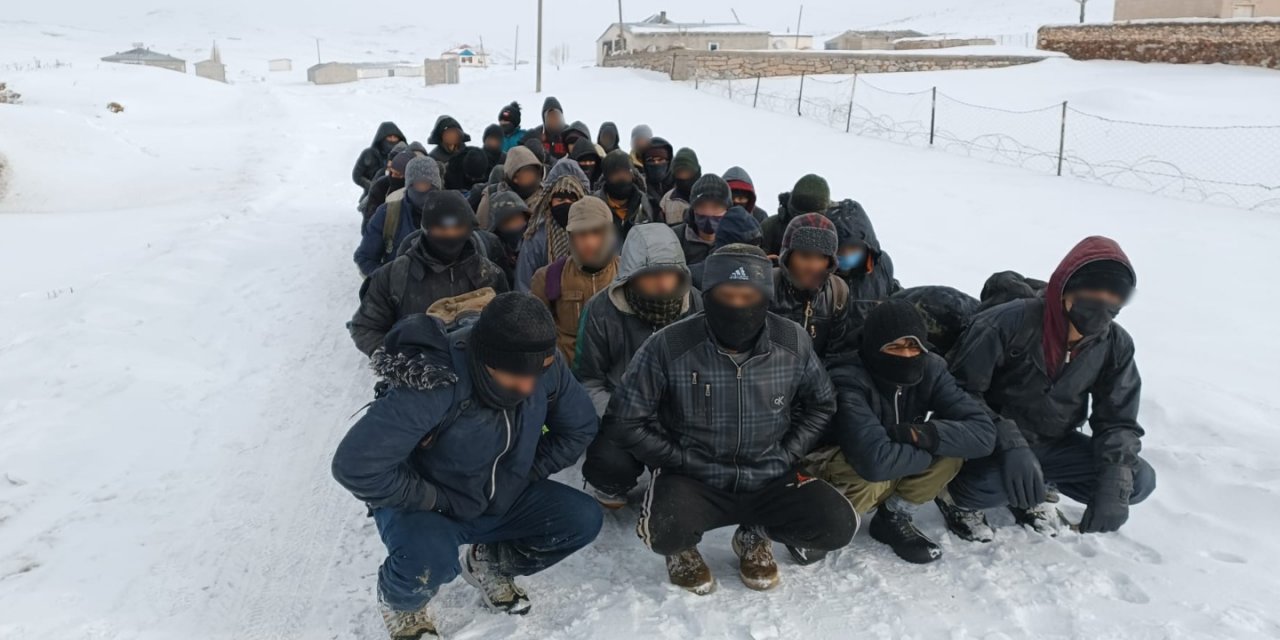 Jandarma 410 kaçak göçmen ile 6 organizatörü yakaladı