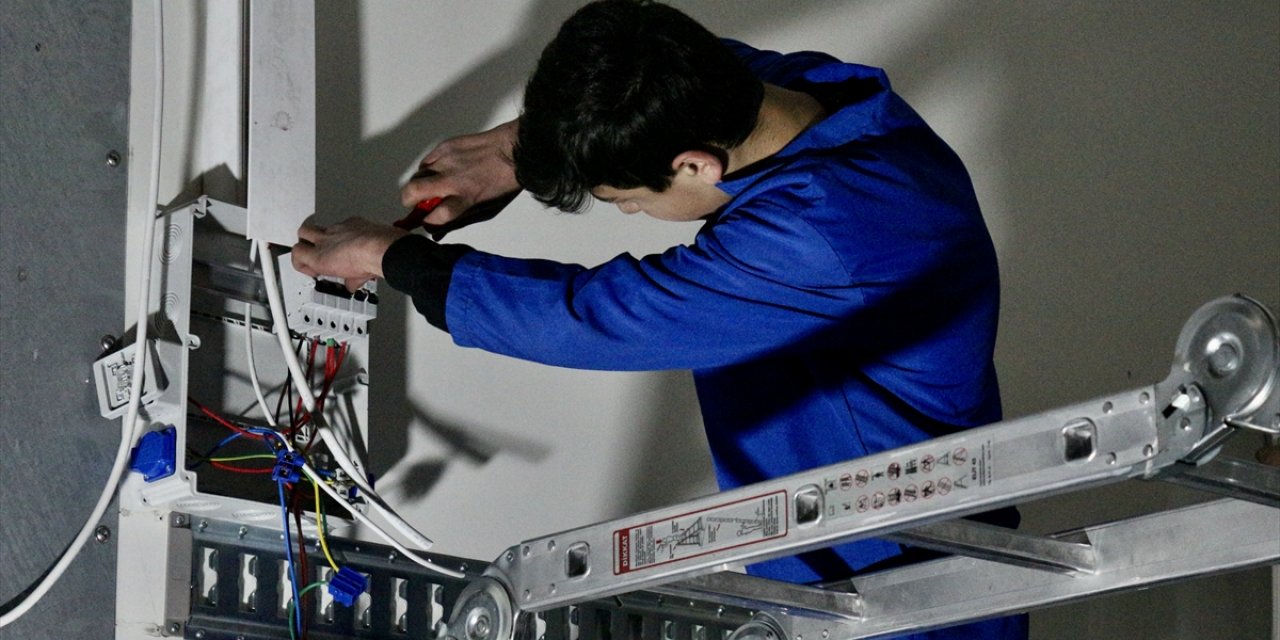 Konya’da meslek lisesi öğrencileri depremzedeler için mobil ekmek fırını üretiyor