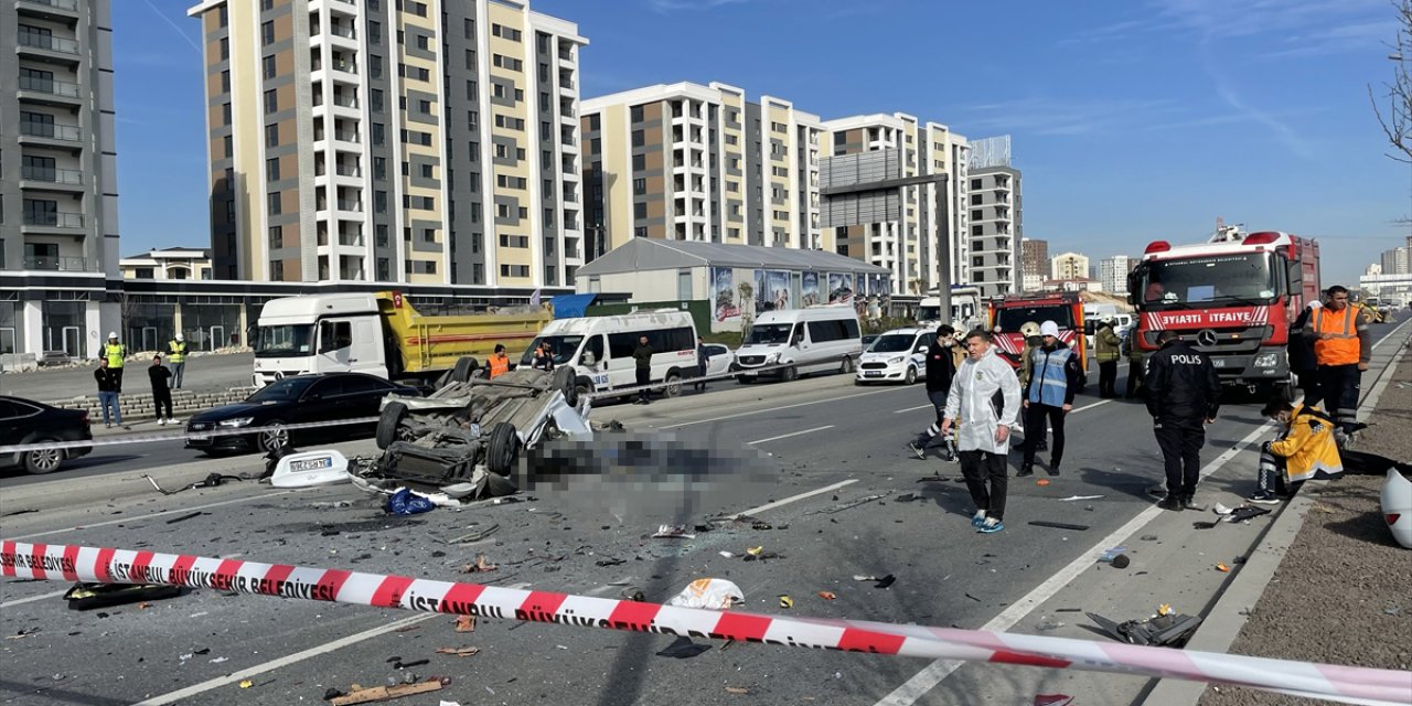 Karşı şeride geçen otomobil başka bir otomobile çarptı: 1 ölü, 2 yaralı