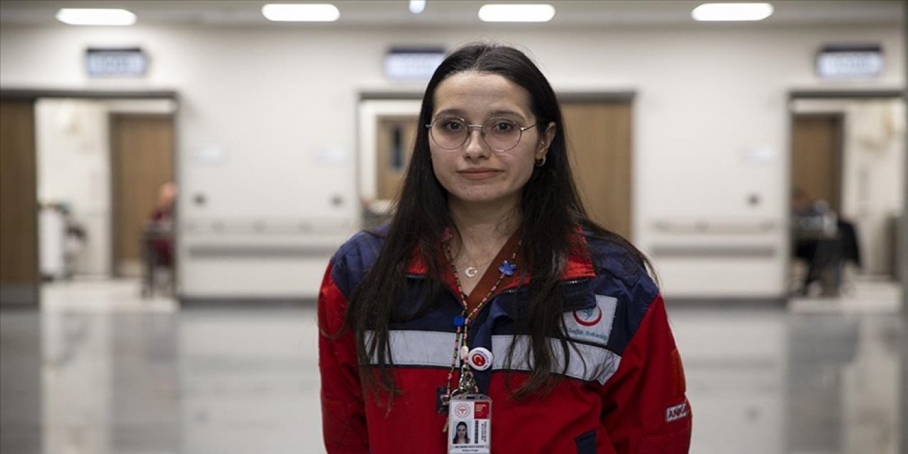 Kübra ebe, depremin ilk akşamı telefon ışığında doğum yaptırdı