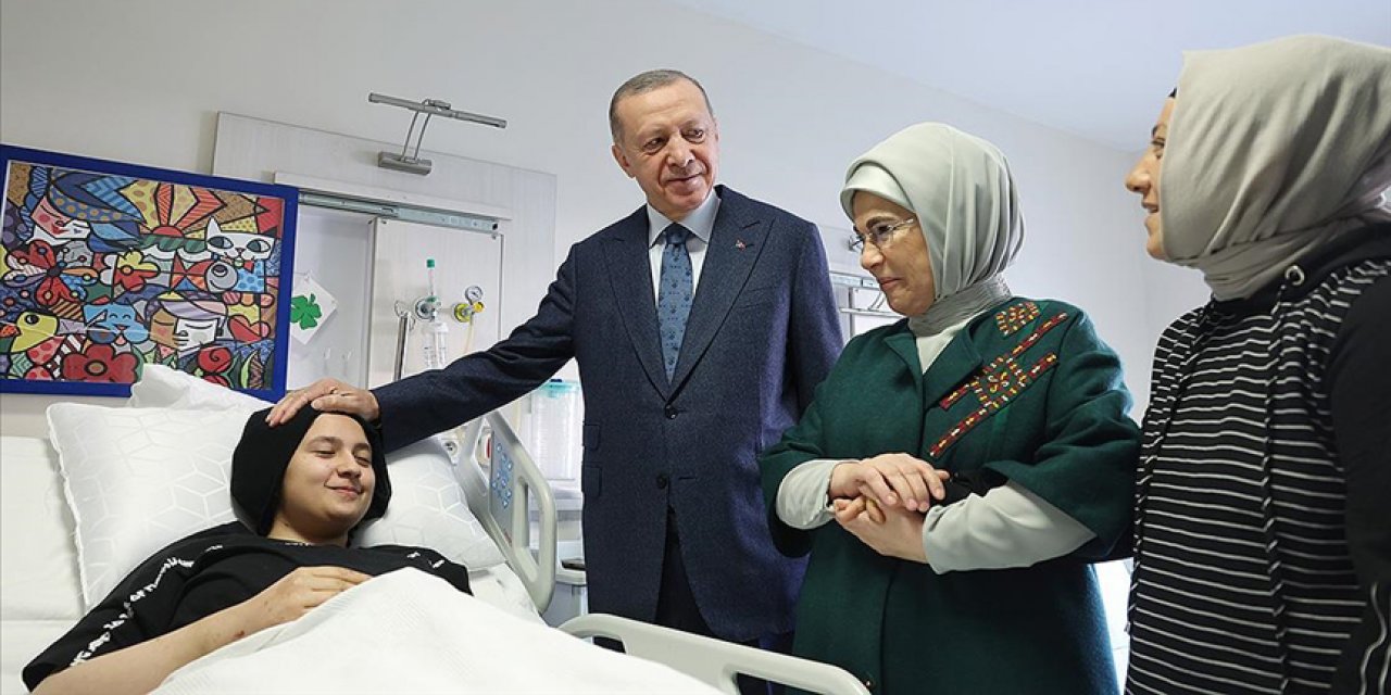 Cumhurbaşkanı Erdoğan, mucize kız Aleyna Ölmez'i ziyaret etti